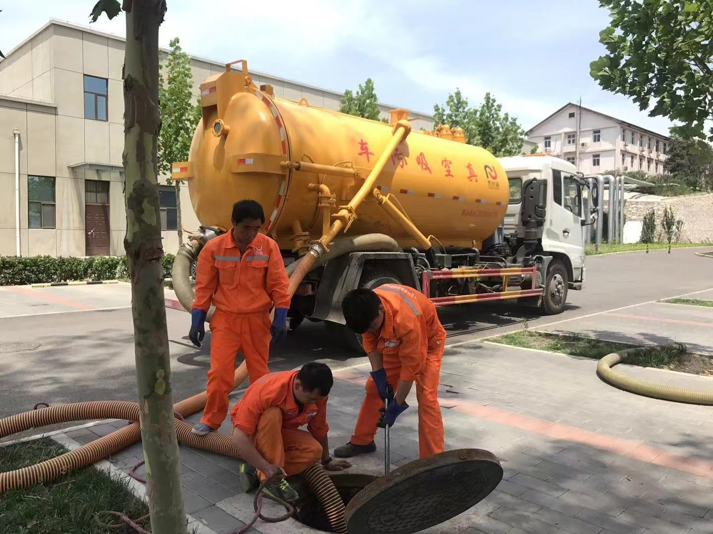 淅川管道疏通车停在窨井附近