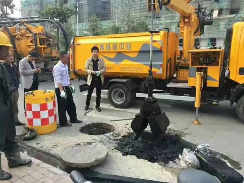 淅川街道：网格员化身“清道夫”，为民解忧疏通“堵心”化粪池
