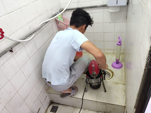 淅川肥皂掉到马桶里把马桶堵住了怎么办？马桶堵住了怎么办